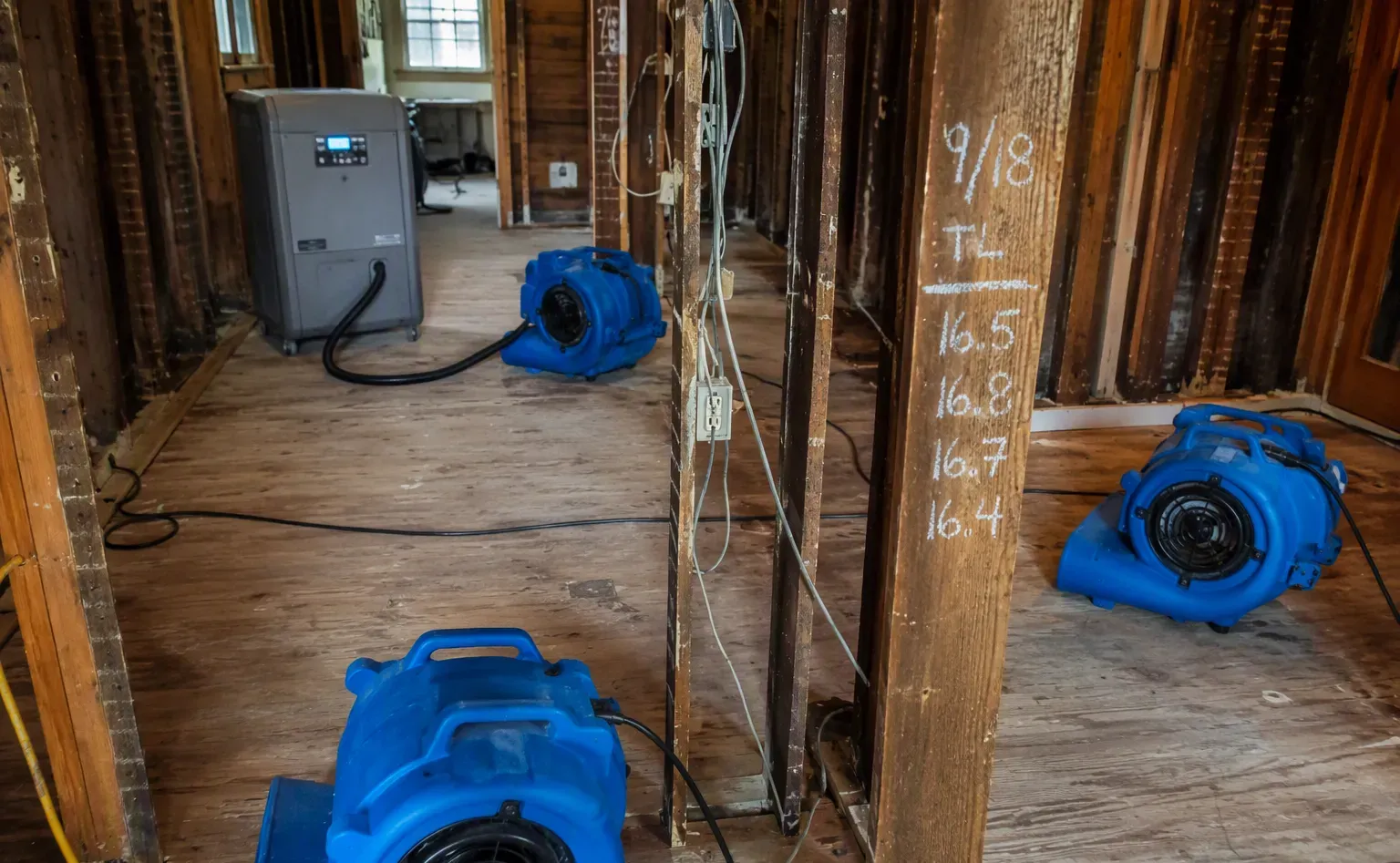 Structural drying with dehumidifiers and air movers in a Alexandria home